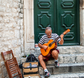 ThielenStrassenmusikant_Trogir-24-08-07-0024